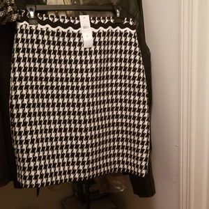 Ann Taylor black and white patterned A-line skirt